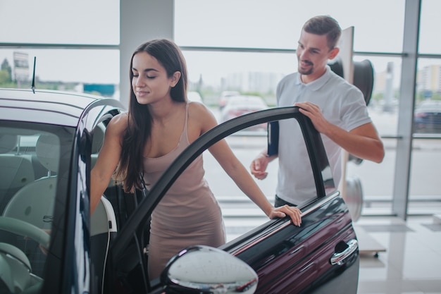 jonge vrouw zitten in de auto