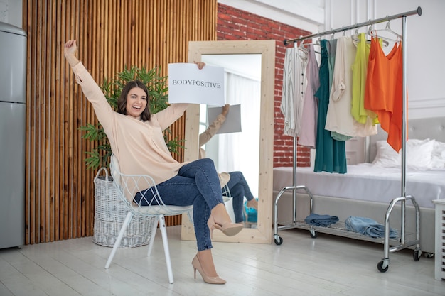 Jonge vrouw zitten in de mode-winkel