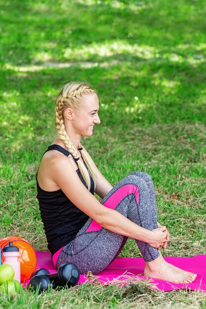 Jonge vrouw zitten in het openbare park.