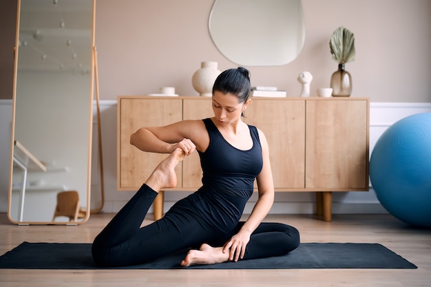 Jonge vrouw zitten in yogahouding en mediteren.