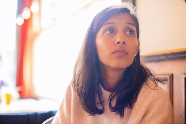 Jonge vrouw zittend in de bar