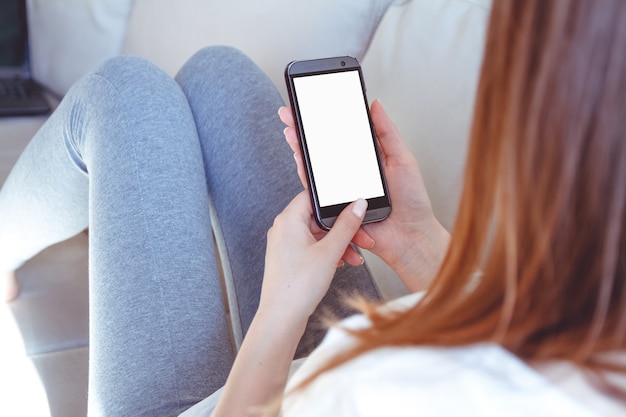 Jonge vrouw zittend op de bank