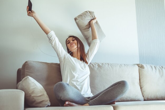 Jonge vrouw zittend op de bank