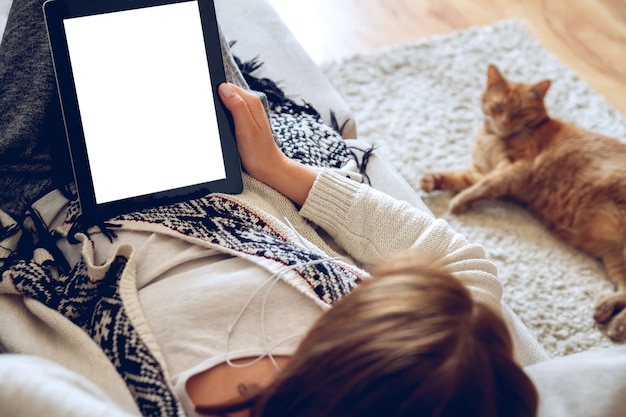 Jonge vrouw zittend op de bank