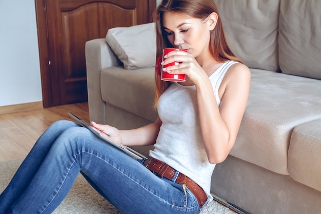 Jonge vrouw zittend op de bank