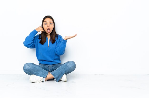 Jonge vrouw zittend op de vloer