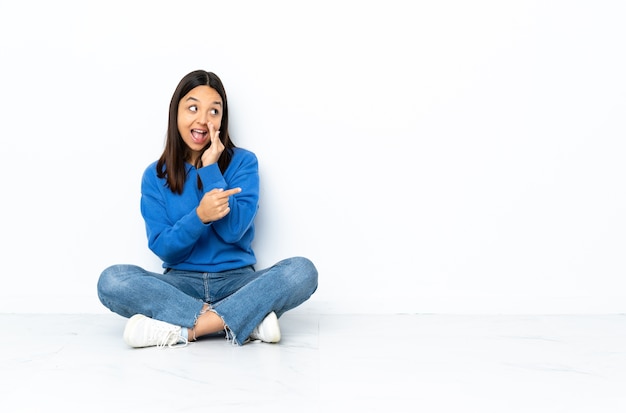 Jonge vrouw zittend op de vloer