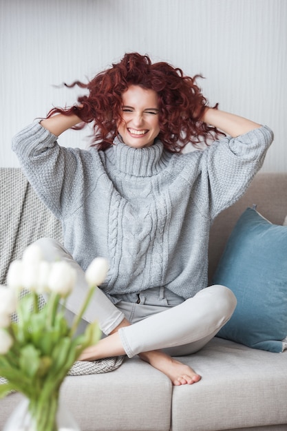 Jonge vrouw zittend op een bank