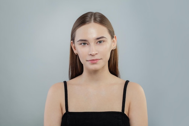 Jonge vrouw zonder make-up op witte achtergrond