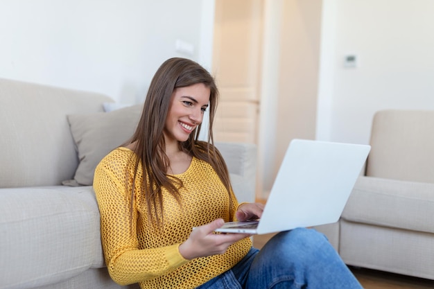 Jonge vrouw zwaaien naar laptop en praten met haar vrienden via video-oproep studente praten via video conference call vrouwelijke leraar trainer begeleiding door webcam online opleiding ecoaching concept