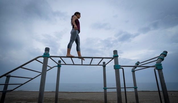 jonge vrouwelijke atleet die op het strand traint