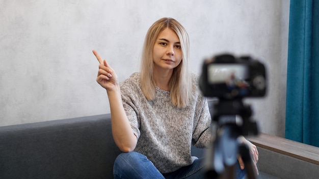 Jonge vrouwelijke blogger praat over zaken of neemt een lezing op