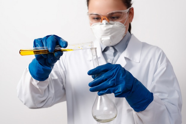 Jonge vrouwelijke de holdingsreageerbuizen van de laboratoriumarbeider met chemici