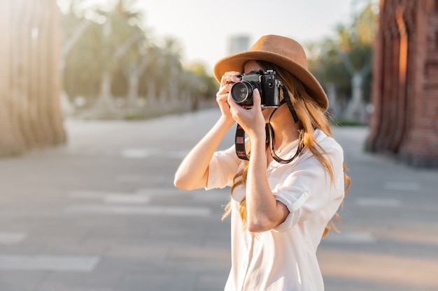 Jonge vrouwelijke fotograaf fotograferen met een vintage camera