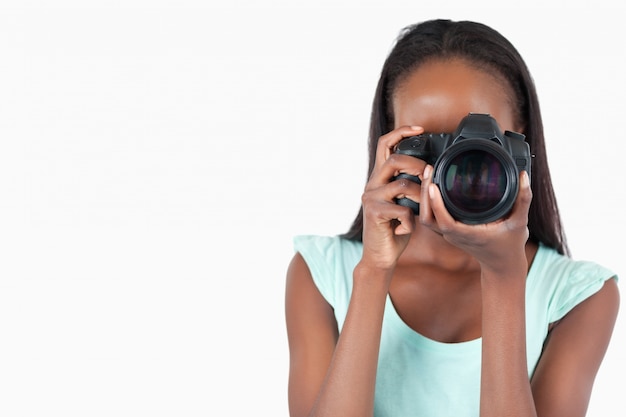 Jonge vrouwelijke fotograaf op het werk