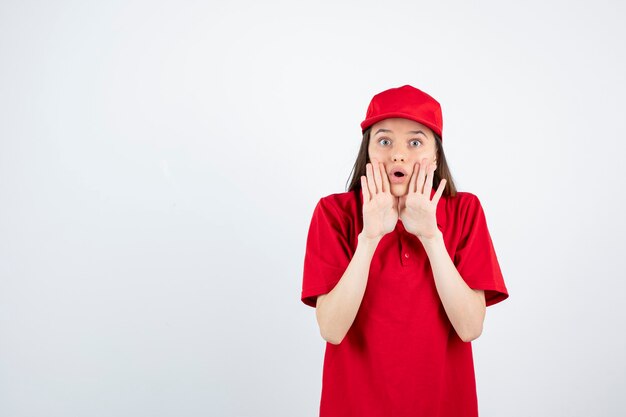 jonge vrouwelijke koerier in rood uniform met haar gezicht.