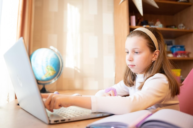 Jonge vrouwelijke leraar op afstand met videoconferentiegesprek met leerling met behulp van webcam Online onderwijs en e-learning concept Thuisquarantaine afstandsonderwijs en thuiswerken