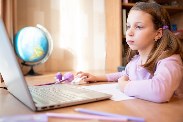 Jonge vrouwelijke leraar op afstand met videoconferentiegesprek met leerling met behulp van webcam Online onderwijs en e-learning concept Thuisquarantaine afstandsonderwijs en thuiswerken