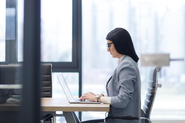 Jonge vrouwelijke ondernemer freelancer werken met behulp van een laptop in coworking space