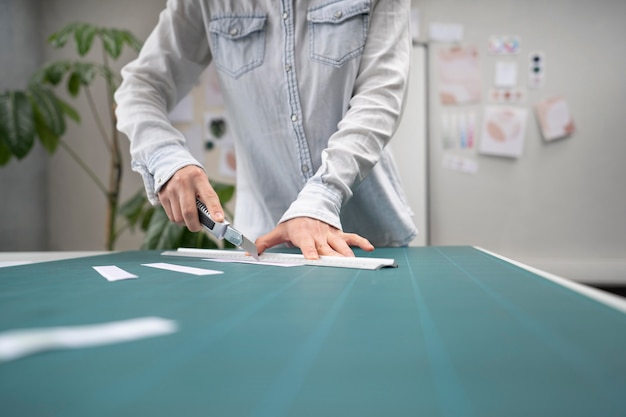 Jonge vrouwelijke ontwerper die aan een logoproject werkt