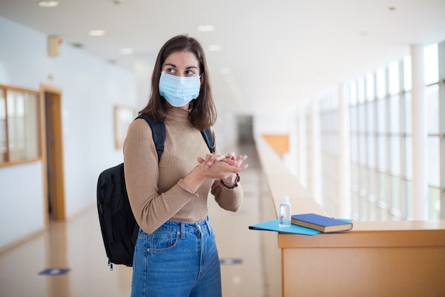 Jonge vrouwelijke student aan de universiteit