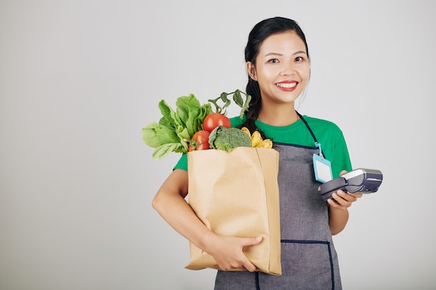 Jonge vrouwelijke supermarktmedewerker