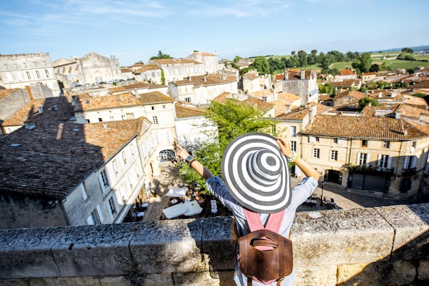 Jonge vrouwelijke toerist die geniet van een prachtig uitzicht op het stadsbeeld op het dorp Saint Emilion in de regio Bordeaux in Frankrijk