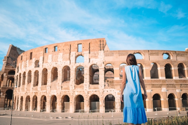 Jonge vrouwelijke toerist die in colosseum buiten in rome, italië bekijken.