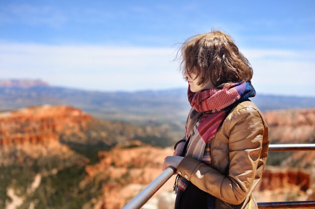 Jonge vrouwelijke toerist in Bryce Canyon National Park, Utah, de VS