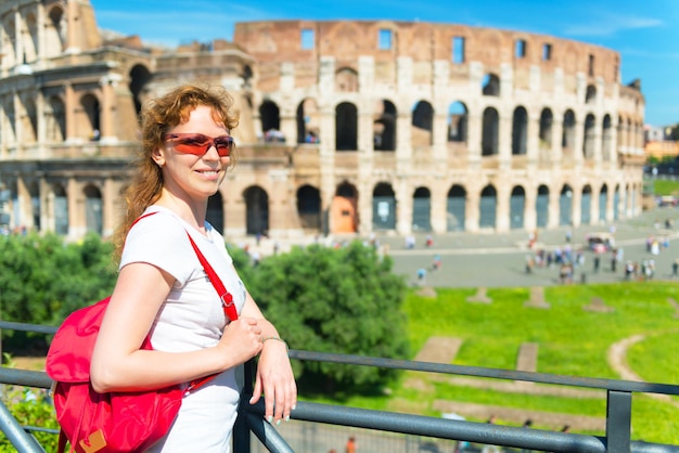 Jonge vrouwelijke toerist op de achtergrond van het Colosseum in Rome