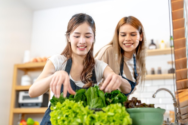 Jonge vrouwen bereiden gezond voedsel met salade groenten vrouw stsnding bij pantry in een prachtige interieur keuken Het schone dieetvoedsel van lokale producten en ingrediënten Markt vers