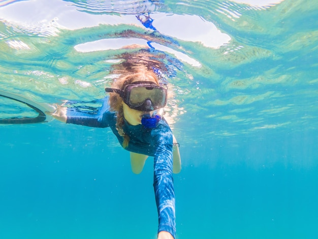 Jonge vrouwen bij het snorkelen in het tropische water