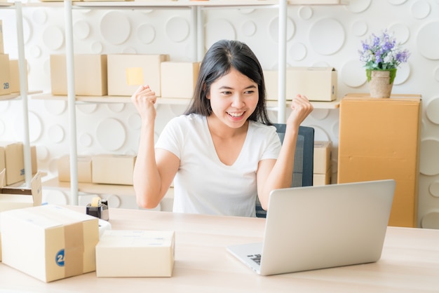 Jonge vrouwen blij na nieuwe bestelling van klant