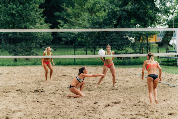 Jonge vrouwen die beachvolleybal spelen