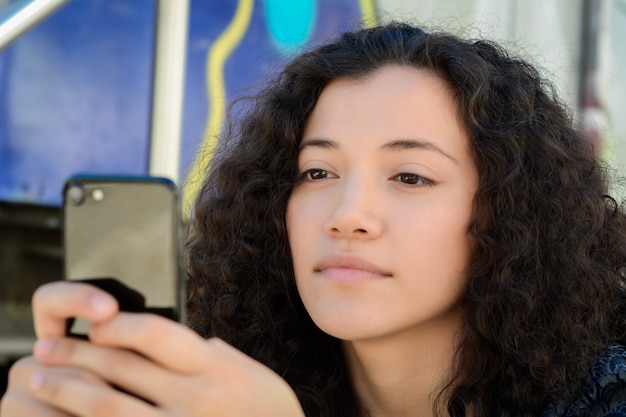 Jonge vrouwen die bericht met smartphone verzenden.