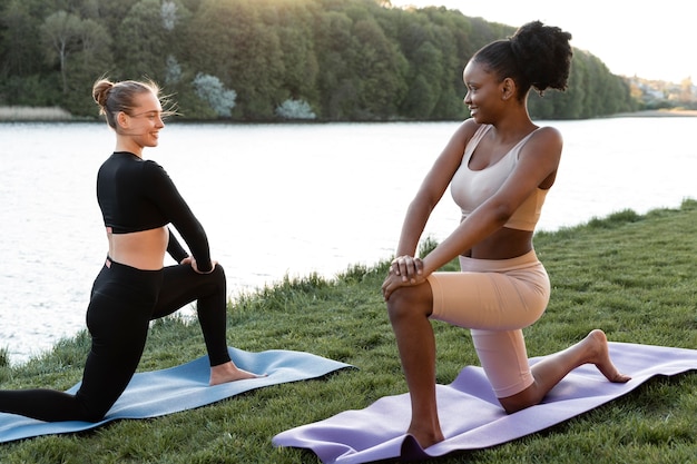 Foto jonge vrouwen die buiten fitness doen