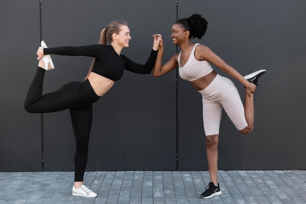 Jonge vrouwen die buiten sporten