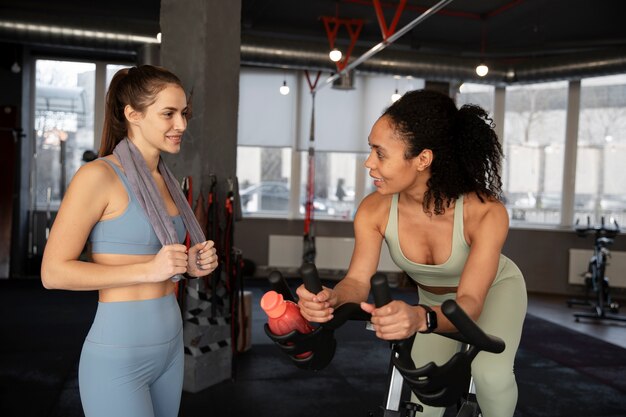 Foto jonge vrouwen die deelnemen aan spinningles