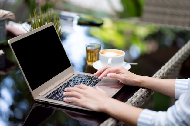 Foto jonge vrouwen die labtop gebruiken.