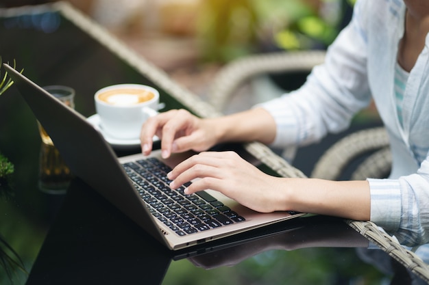 Foto jonge vrouwen die labtop gebruiken.