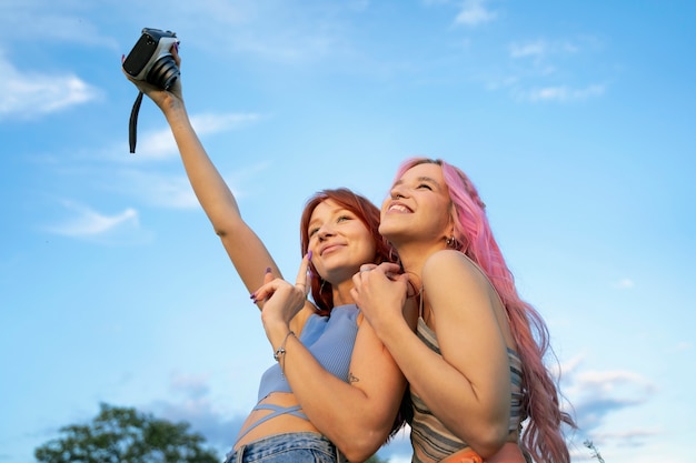 Foto jonge vrouwen die plezier hebben in de zomer