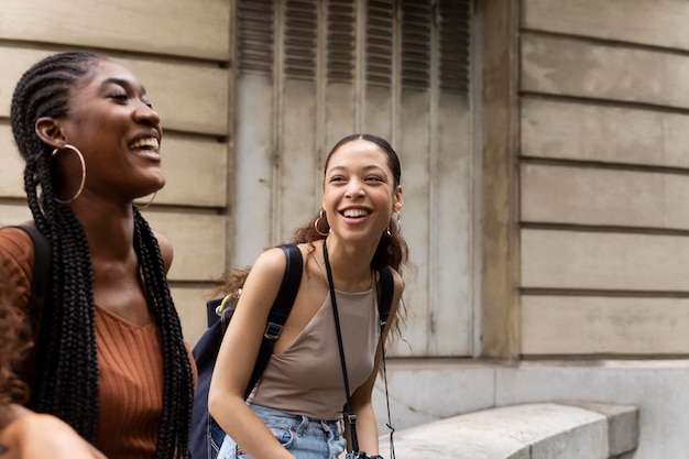 Foto jonge vrouwen die samen reizen en plezier hebben in parijs