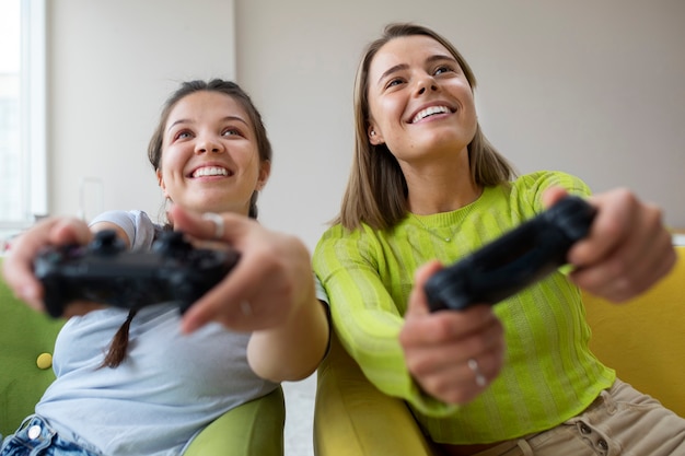 Jonge vrouwen die samen videogames spelen