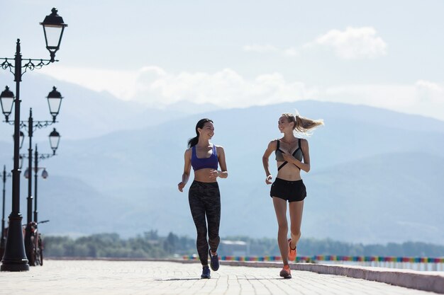 Jonge vrouwen die sportkleding joggen