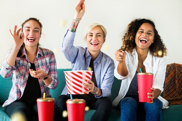 Jonge vrouwen die van een film genieten