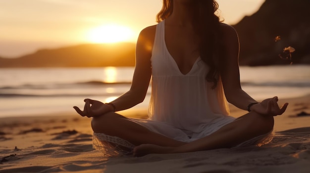 jonge vrouwen doen yoga op het strand