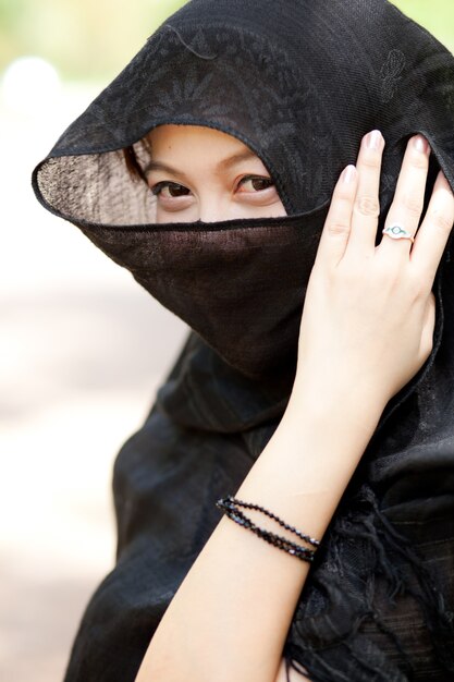 Jonge vrouwen en handdoek af.