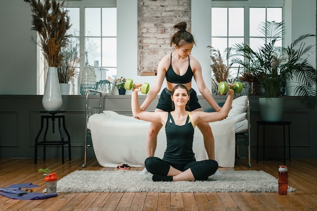 Jonge vrouwen gaan thuis sporten, trainen online