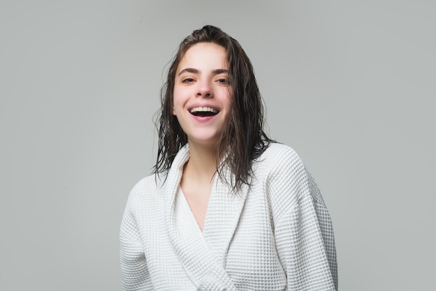 Jonge vrouwen genieten van de ochtend. Mooi gelukkig meisjesmodel met natuurlijke make-up.