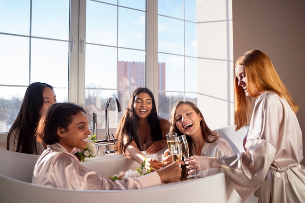 Foto jonge vrouwen genieten van vrijgezellenfeest